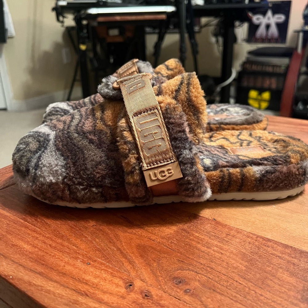 Men’s UGG Furry Slides - Picture 4 of 6